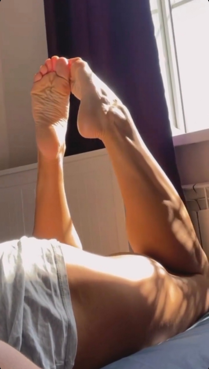Aleksandra Albu Feet